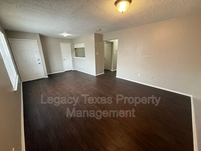 Building Photo - 1704 Short St