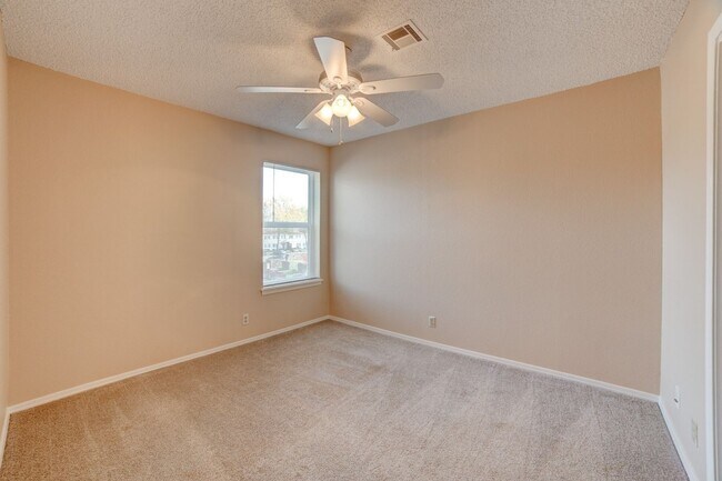 Building Photo - 2 Bed 1.5 Bath Condo Ready For Rent!