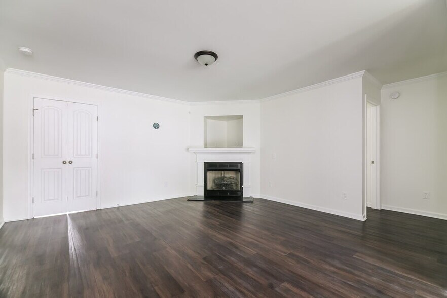 Building Photo - 3600 Saguaro Ct