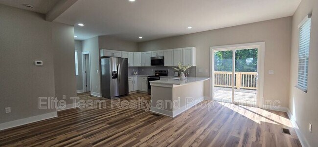 Building Photo - 2728 Crawford Ave