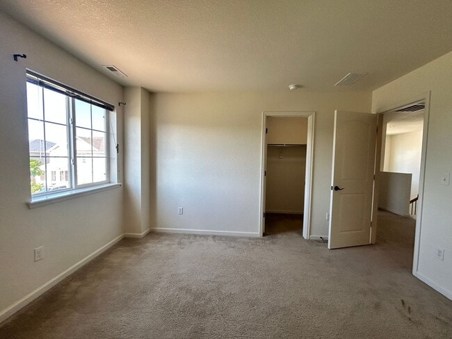 Building Photo - Spacious 5-Bedroom House with Large Fenced Yard