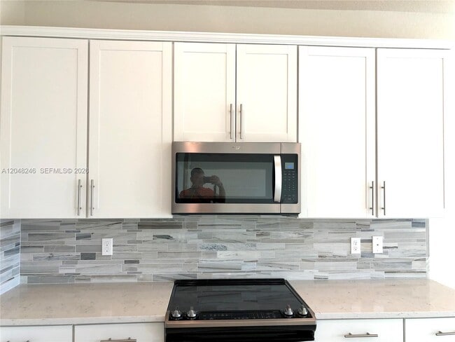 Building Photo - 4984 Greenway Dr