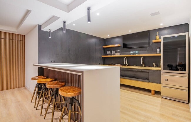 Building Photo - 89 Pantigo Rd