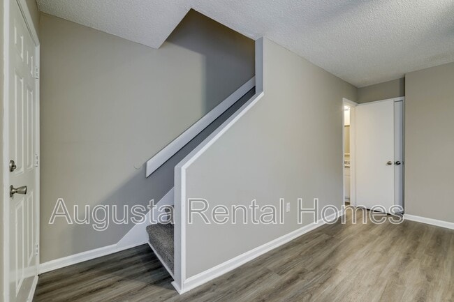 Building Photo - 146 Chalet N Blvd