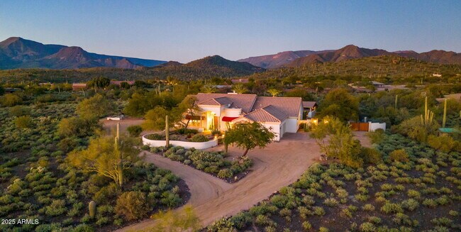 Building Photo - 5910 E Cielo Run S