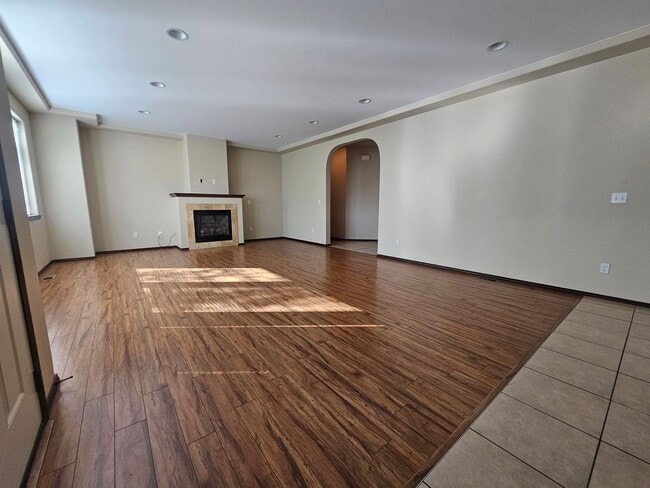 Building Photo - Spacious Home!