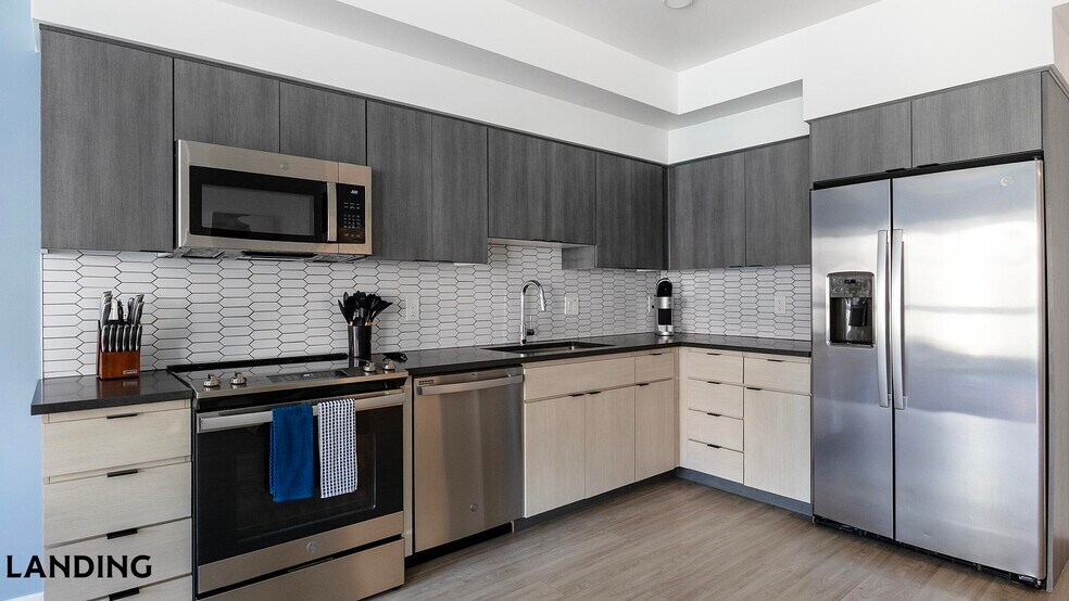 Building Photo - 707 S Farmer Ave