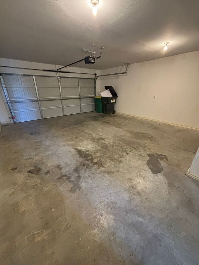 Building Photo - **COMING APRIL** Large Townhouse in Farmington with Loft Style Bonus Space