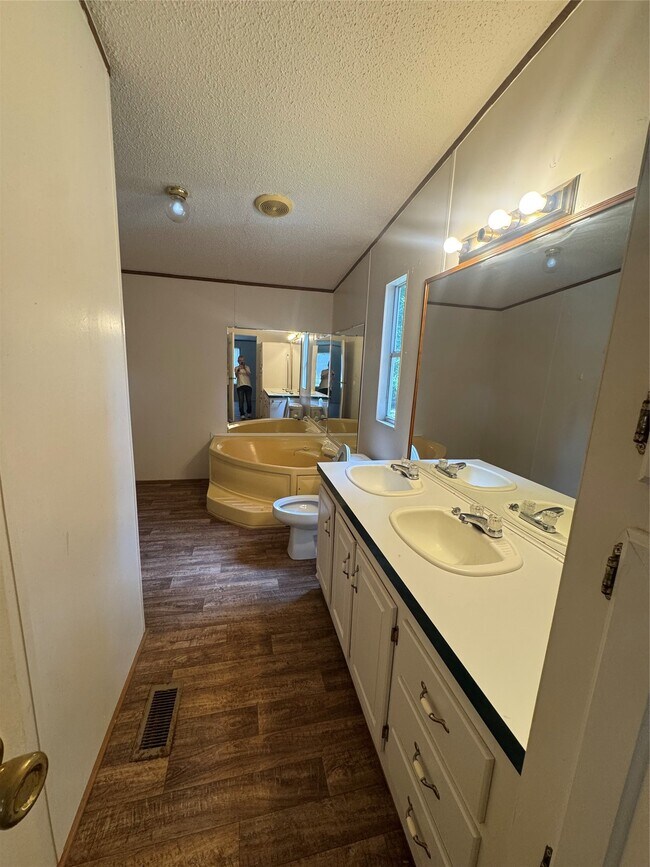 Building Photo - 15240 Paradise Cove Dr