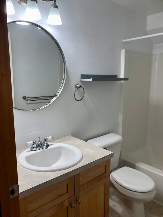 Building Photo - 3 Bedroom Townhouse in Poulsbo