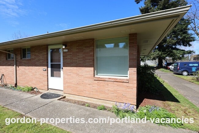 Building Photo - NE 65th Ave - End unit 1 bedroom apartment