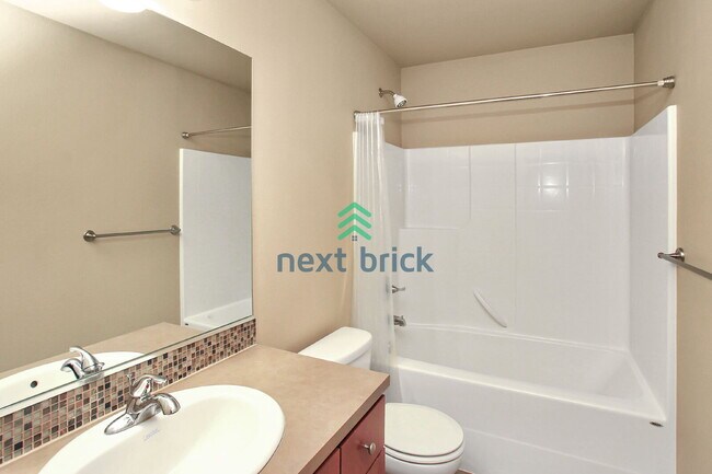 Building Photo - 3 Bed and 2.5 Bath Single-family Home Avai...