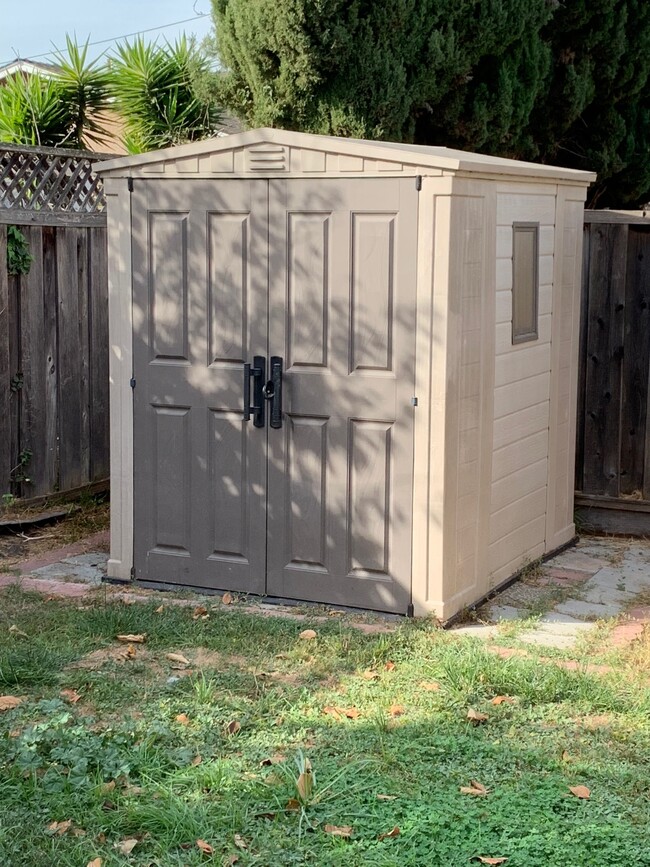 Large Storage shed - 35249 Lancero St