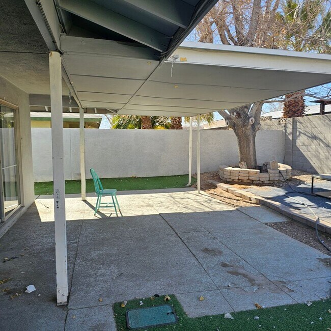 Building Photo - Upgraded 5-Bedroom Home with Open Floor Plan & Large Lot!