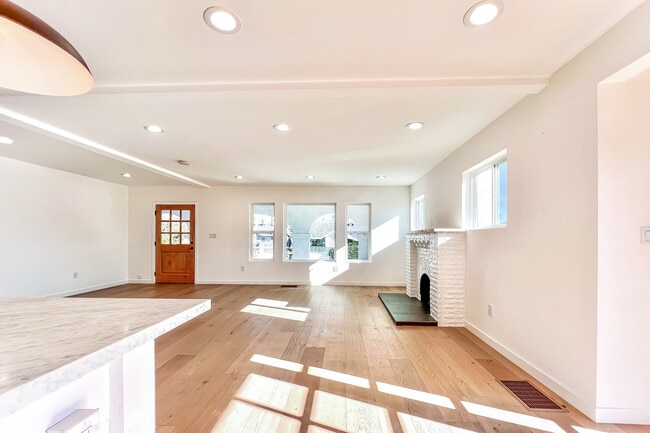 Building Photo - 103 N Kingsley Dr