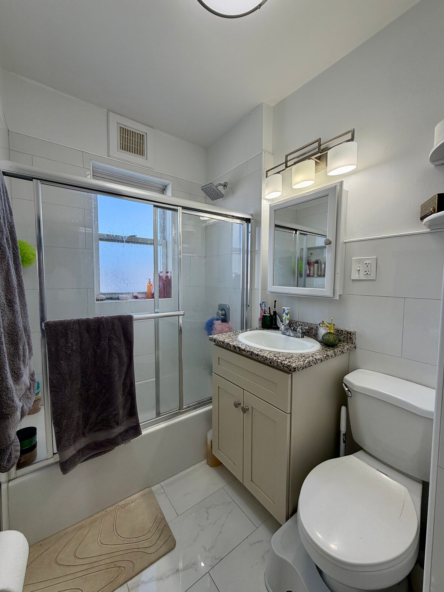 Building Photo - 407 Charles St