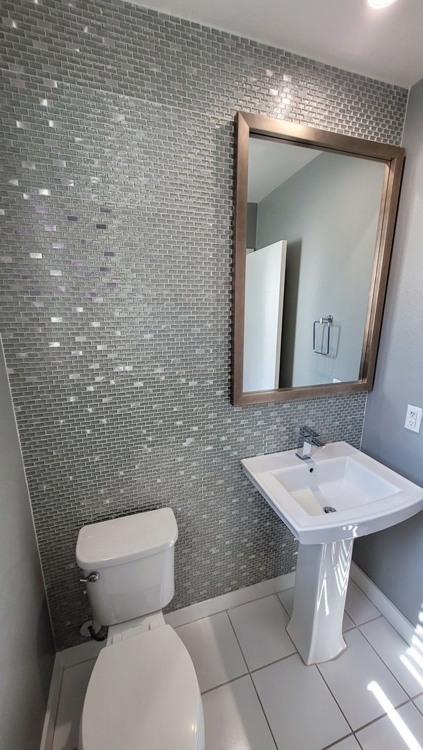 Building Photo - Available! Modern Tri-Level Smart Townhome – Montebello South 1/2 Months FREE