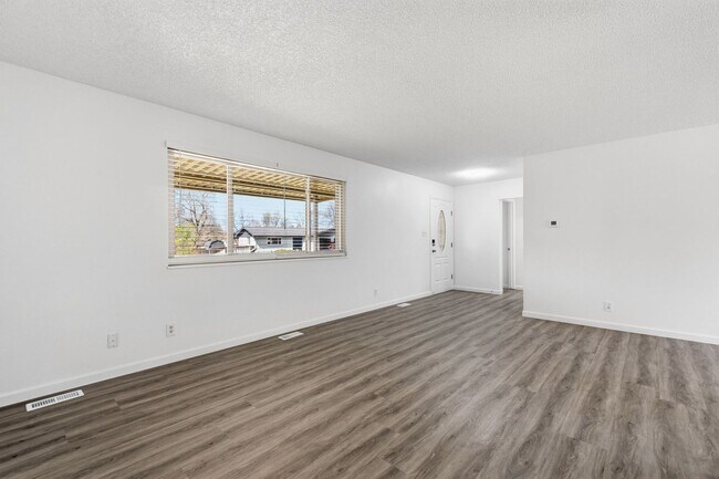 Building Photo - 4 bedroom / 2 bath / Beautifully Updated