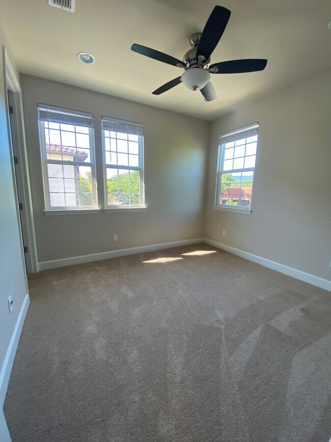 Building Photo - Pleasanton End Unit Andares Townhouse 3 BD...