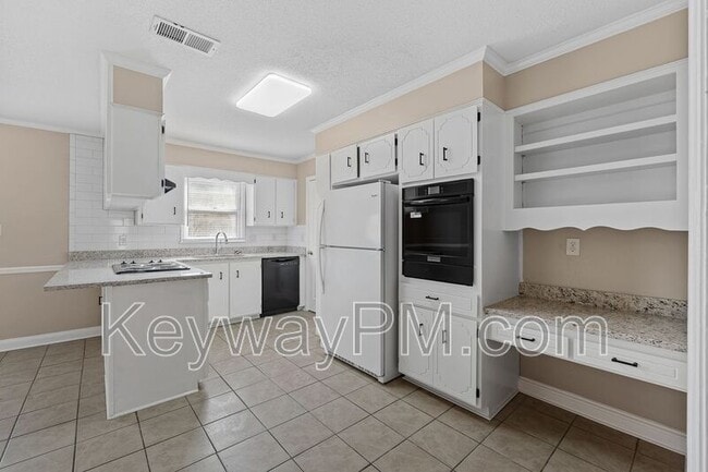 Building Photo - 2320 Greengate Dr