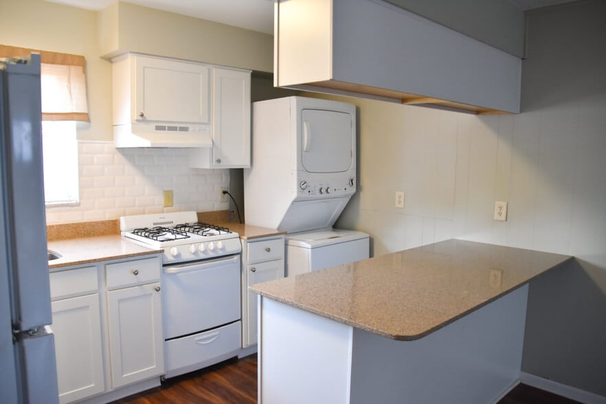 Building Photo - 134 W 9th Ave