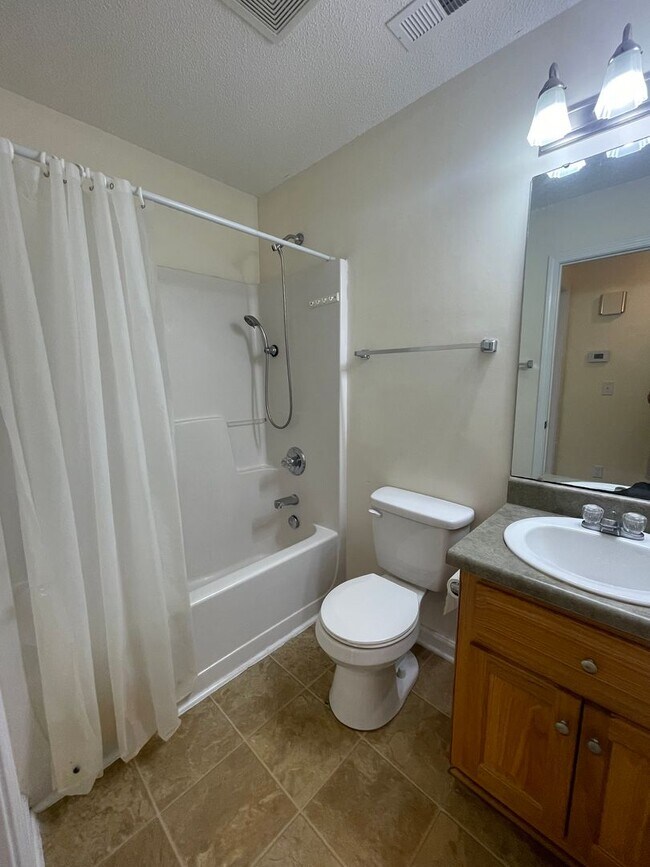 Building Photo - Nice Brick 3/2 House in Garden Lakes- $1,495