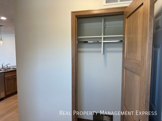 Building Photo - Modern 3 Bedroom 2.5 Bathroom Townhome