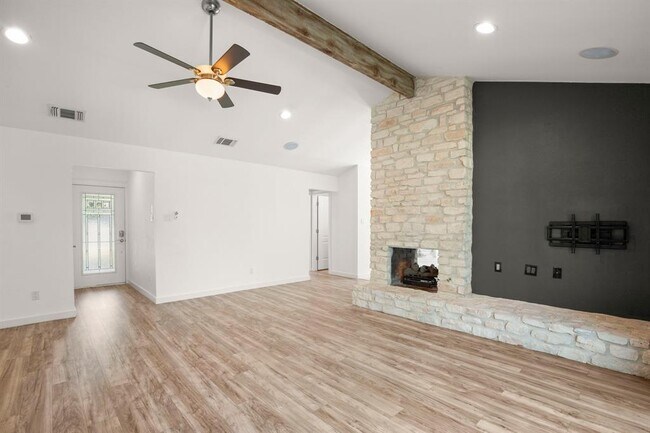 Building Photo - 2401 Stone River Dr
