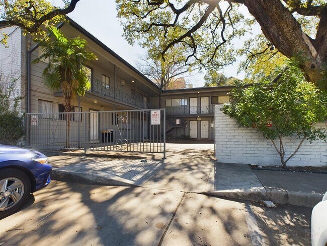 Building Photo - 803 W 28th St