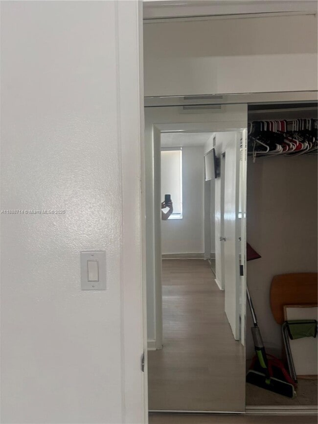 Building Photo - 713 Collins Ave
