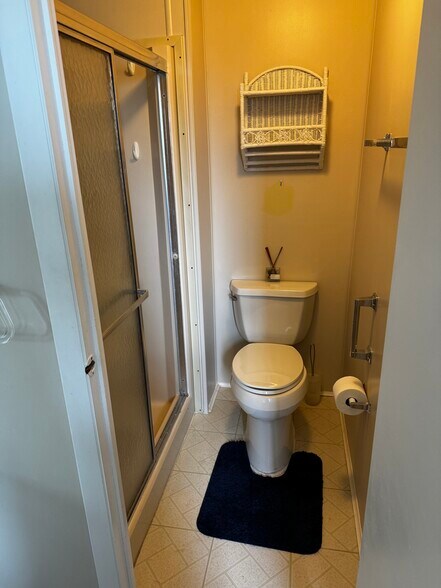 Building Photo - 10 Lake Diane Dr