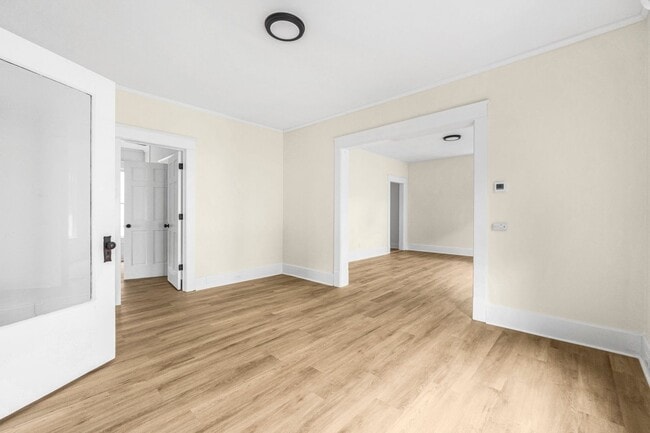 Building Photo - 3 bedroom house in Kendallville! CHRISTMAS...