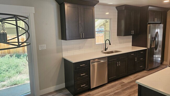 Building Photo - 3 Bedroom Cozy Remodeled Home