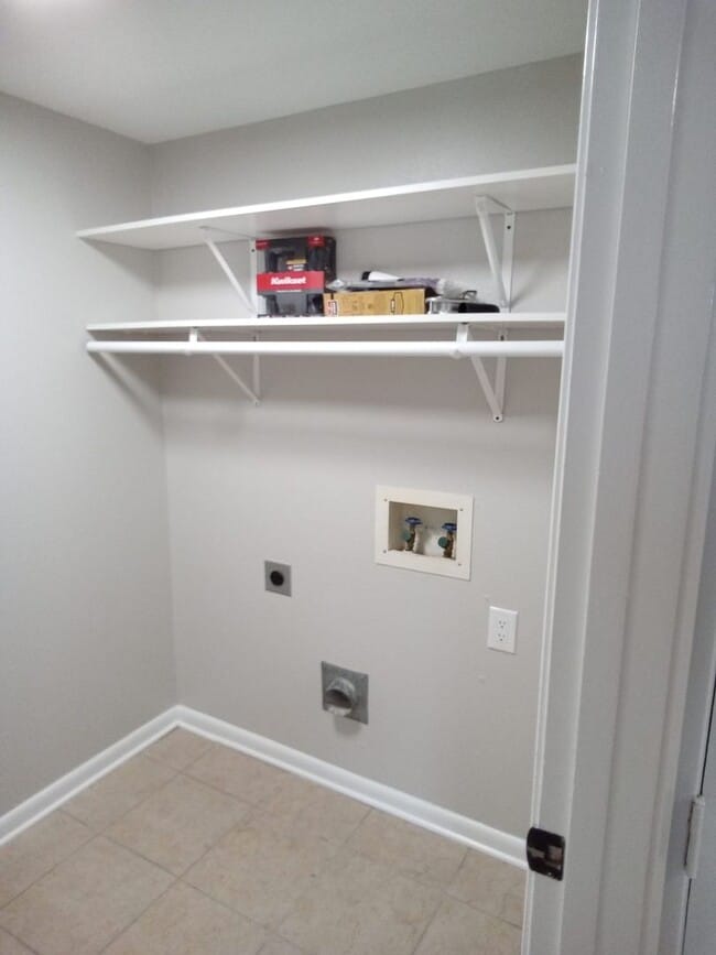 Building Photo - River Oaks Townhouse-Christmas Special!!