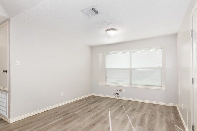 Building Photo - 15535 Evergreen Pl Dr
