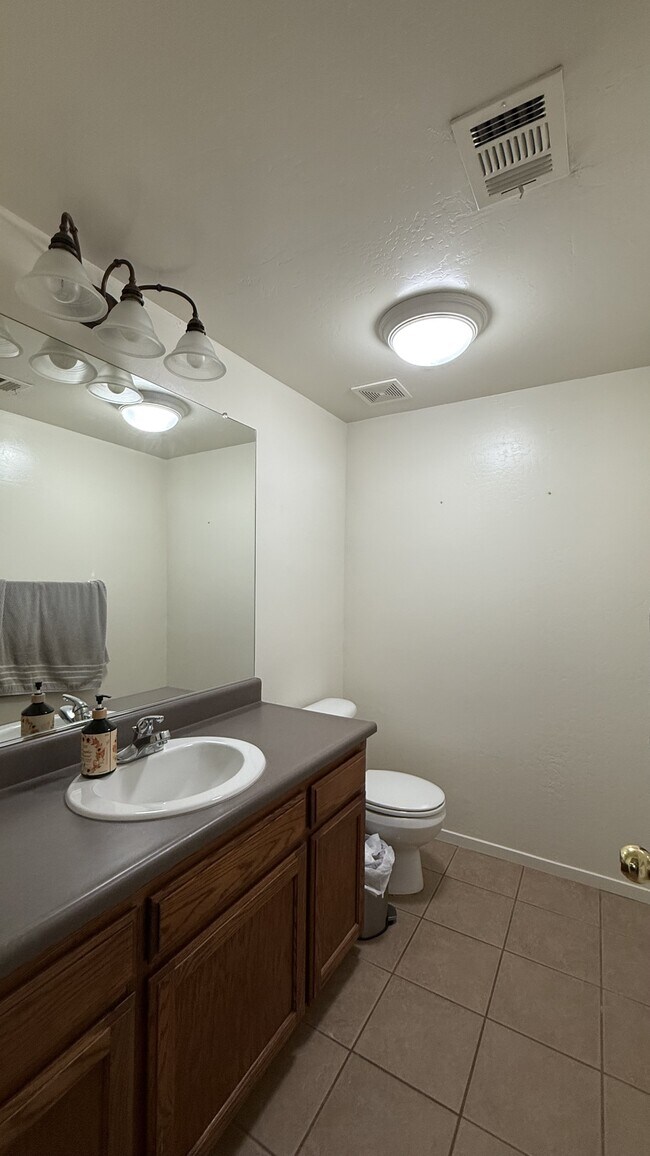 Building Photo - 142 W Reese Ave