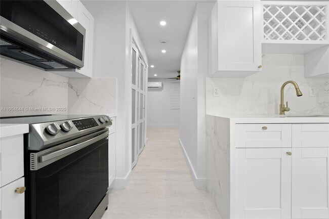 Building Photo - 129 SW 9th Ave