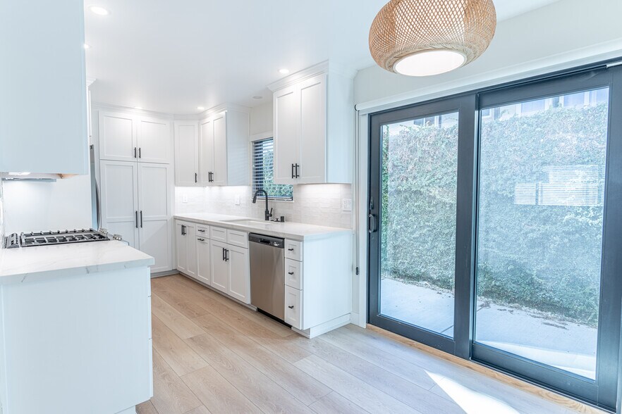 Kitchen & Outdoor Slider - 5430 Driftwood St