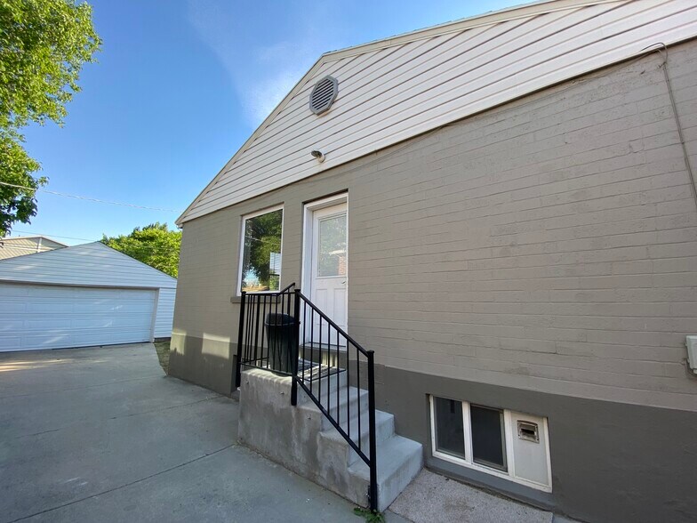 Building Photo - 844 E 2700 S