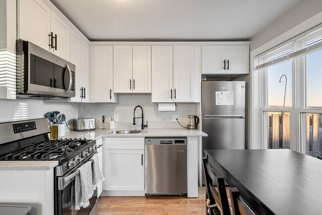 Building Photo - 473 E 5th St