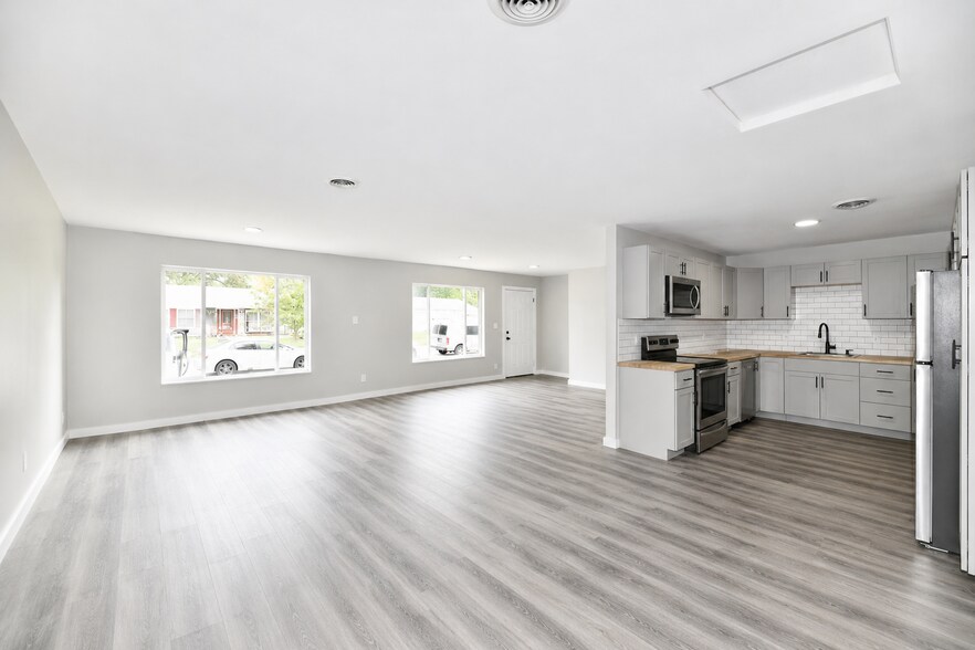 Building Photo - 3550 Eisenhower Dr