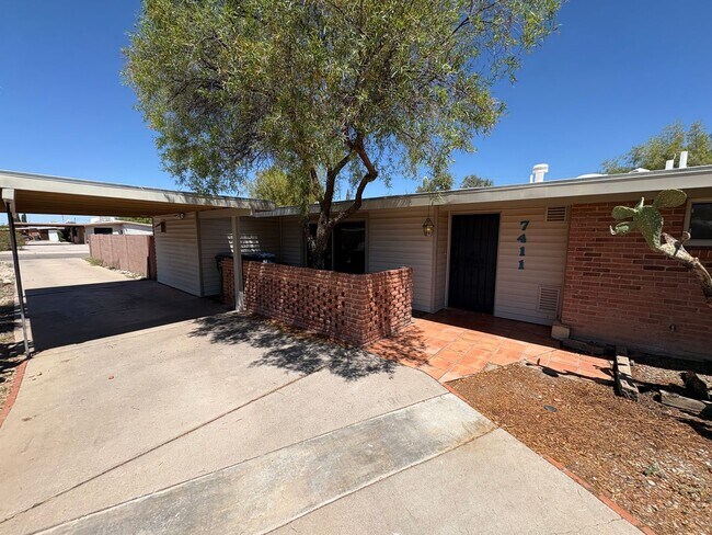 Building Photo - 3 Bedrooms 2 Bath Eastside Rental