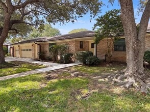 Building Photo - 4042 Greenbriar Dr