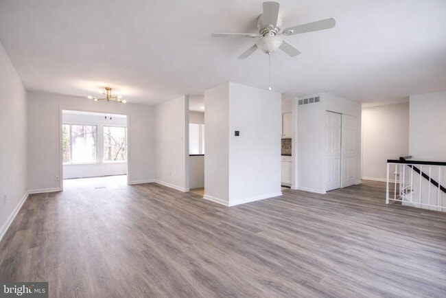 Building Photo - 49 Brambling Ln