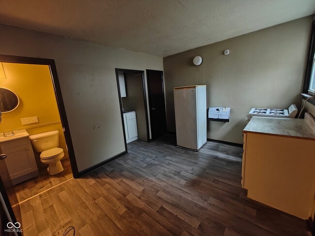 Building Photo - 202 E Taylor St