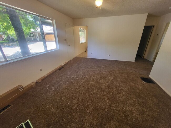 Building Photo - 2068 W Sheffield Manor