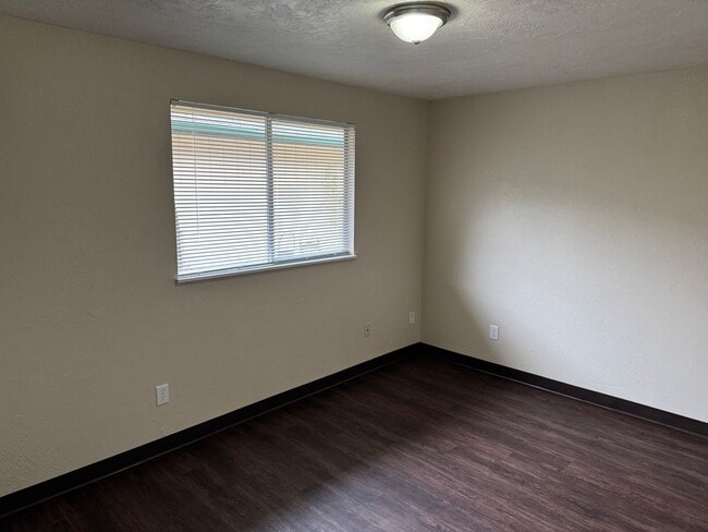Building Photo - Updated 2 bedroom 1 bathroom duplex in Springfield!