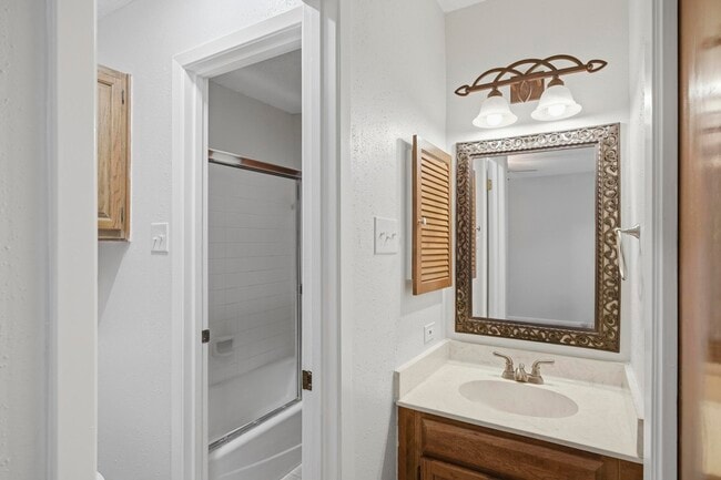 Building Photo - 1906 Hillingway St