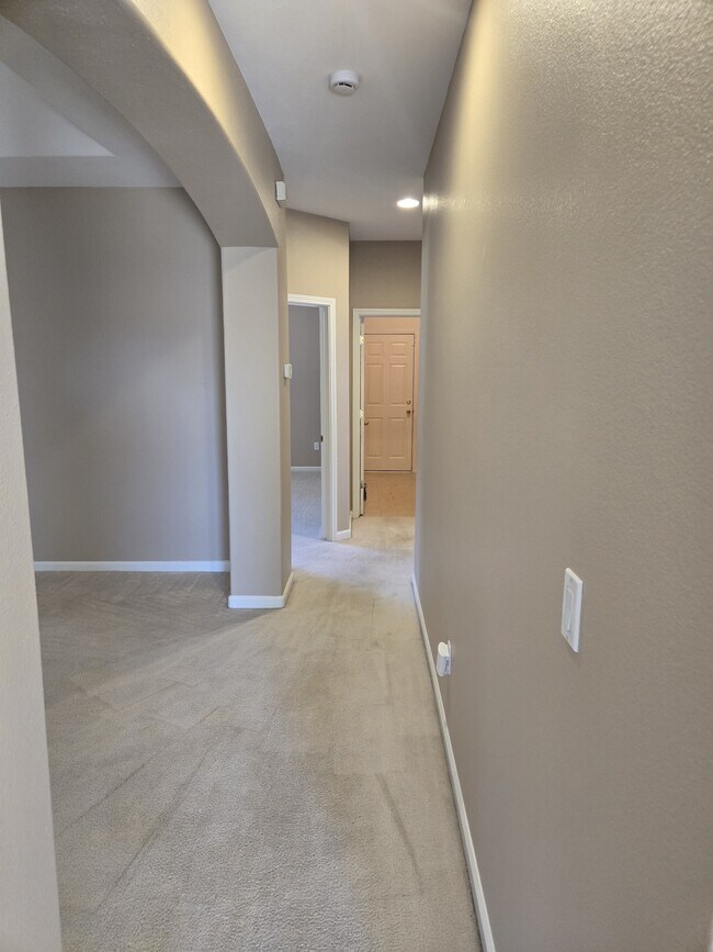 Building Photo - 561 Bluejay Ave