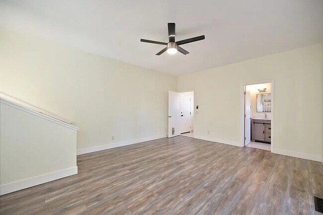 Building Photo - Beautiful 3BR/3BA Home on 1 Acre in Gated ...